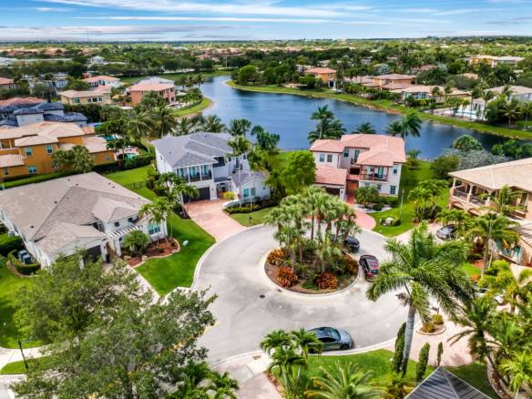 Luxury Parkland Living with Pool & Guest House in Parkland