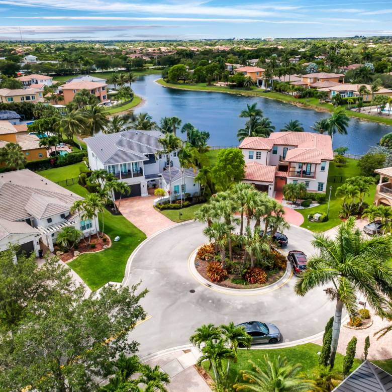 Luxury Parkland Living with Pool & Guest House in Parkland