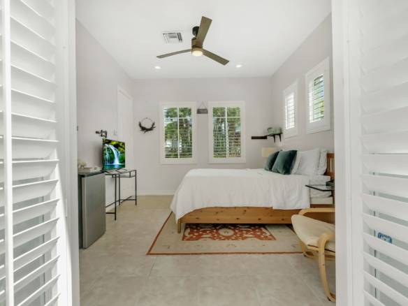Luxury Parkland Living with Pool & Guest House in Parkland