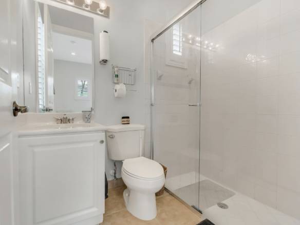 Luxury Parkland Living with Pool & Guest House in Parkland