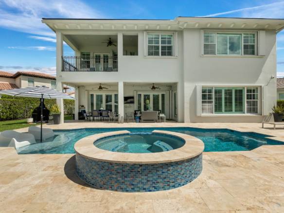Luxury Parkland Living with Pool & Guest House in Parkland