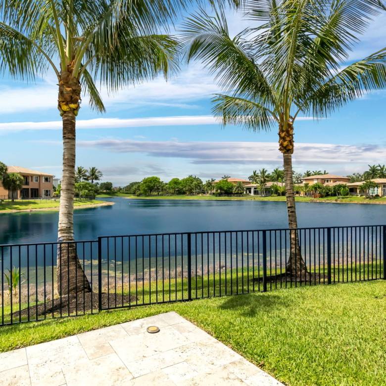 Luxury Parkland Living with Pool & Guest House in Parkland