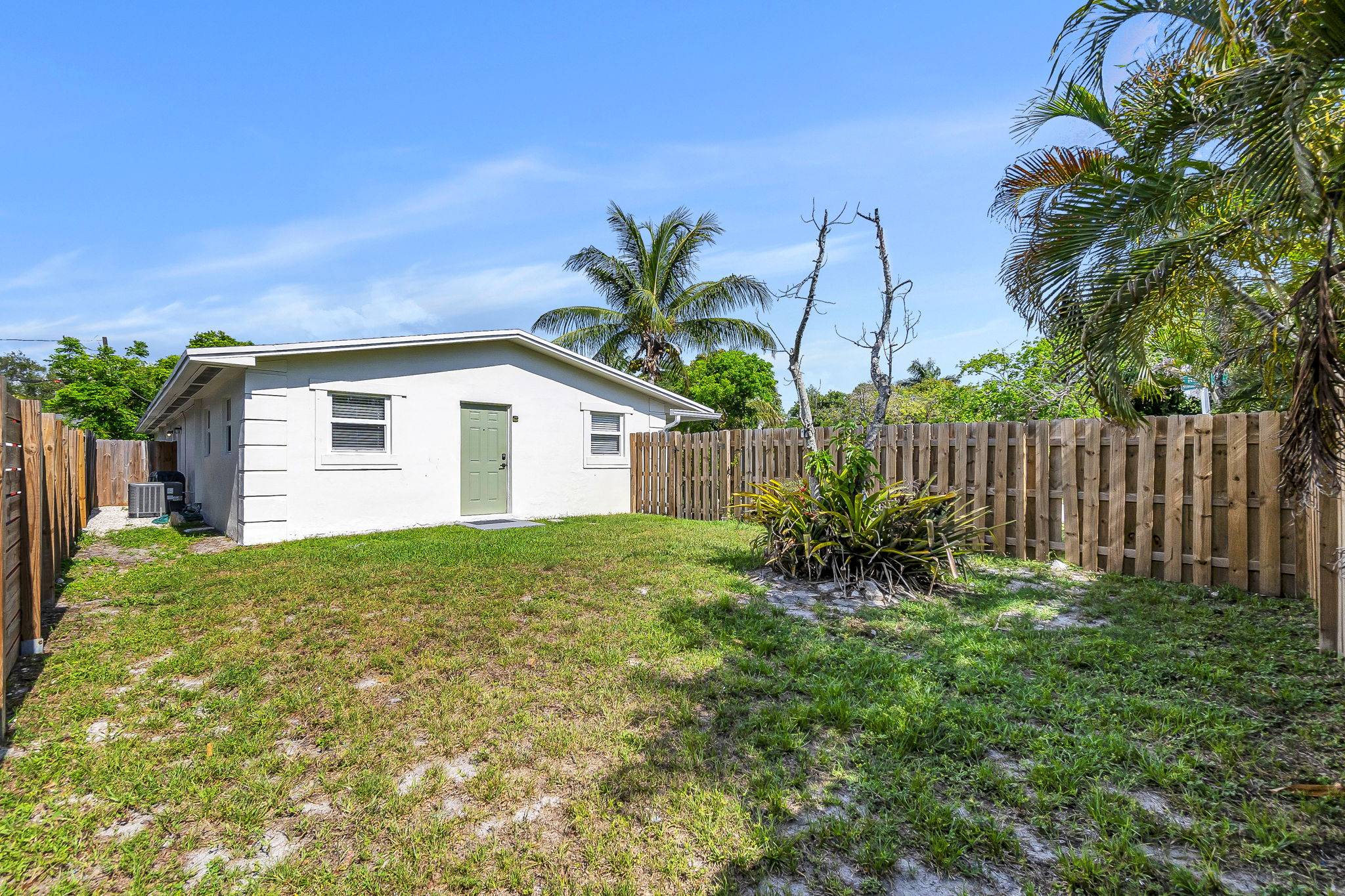 29-web-or-mls-DSC01007dsc01007 Move-In Ready Home in Fort Lauderdale