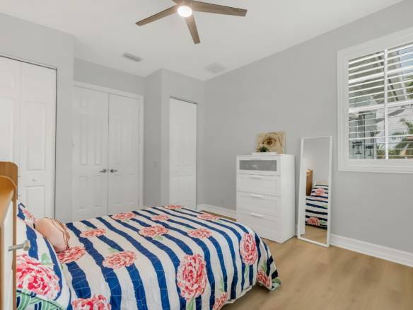 Luxury Parkland Living with Pool & Guest House in Parkland
