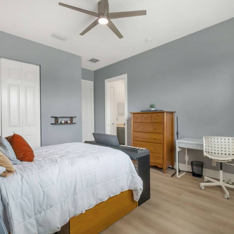 Luxury Parkland Living with Pool & Guest House in Parkland