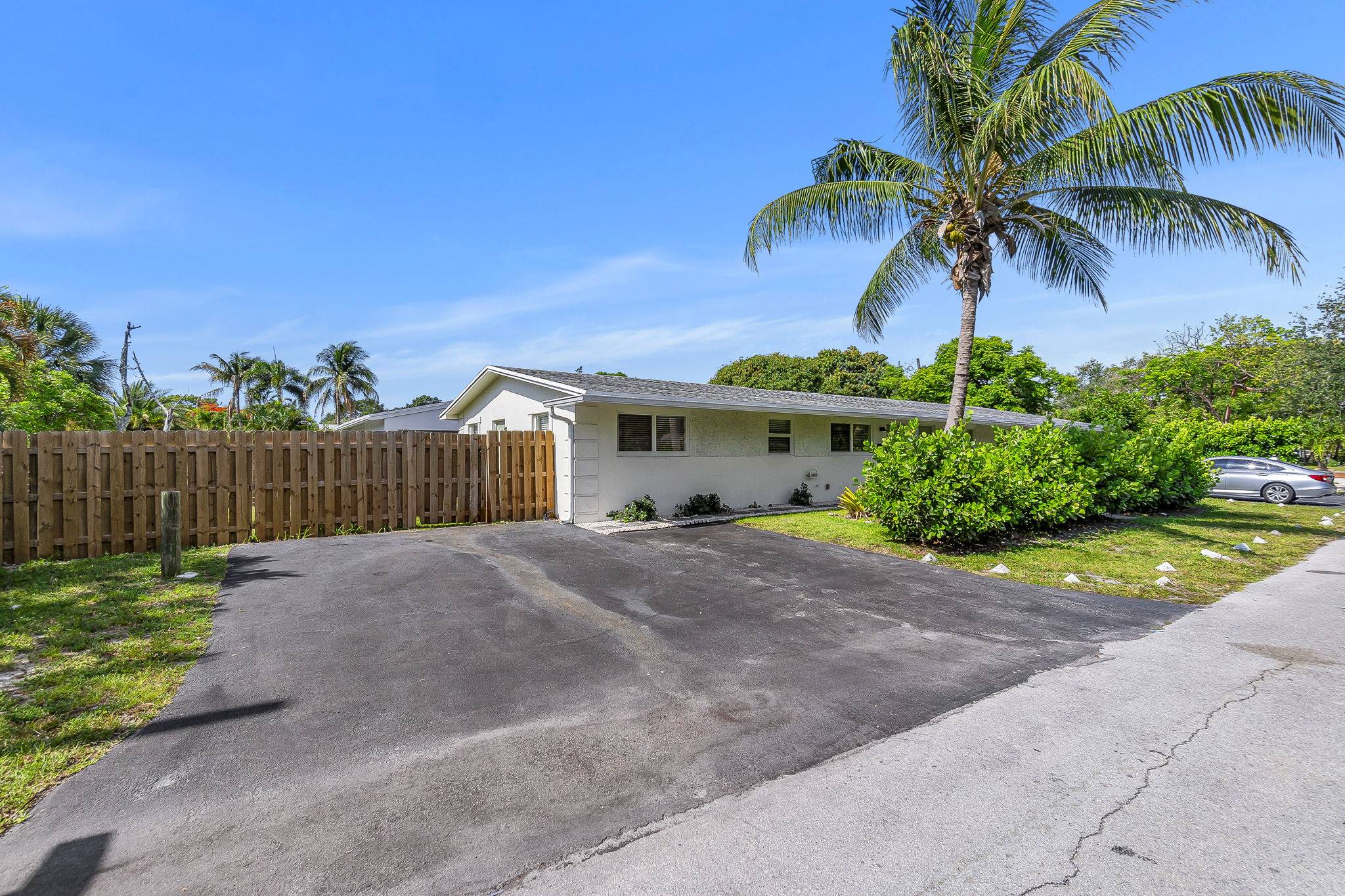 32-web-or-mls-DSC01009dsc01009 Move-In Ready Home in Fort Lauderdale