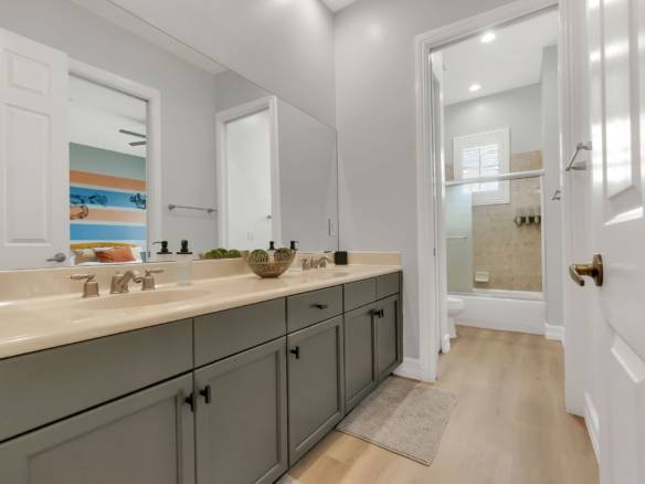 Luxury Parkland Living with Pool & Guest House in Parkland