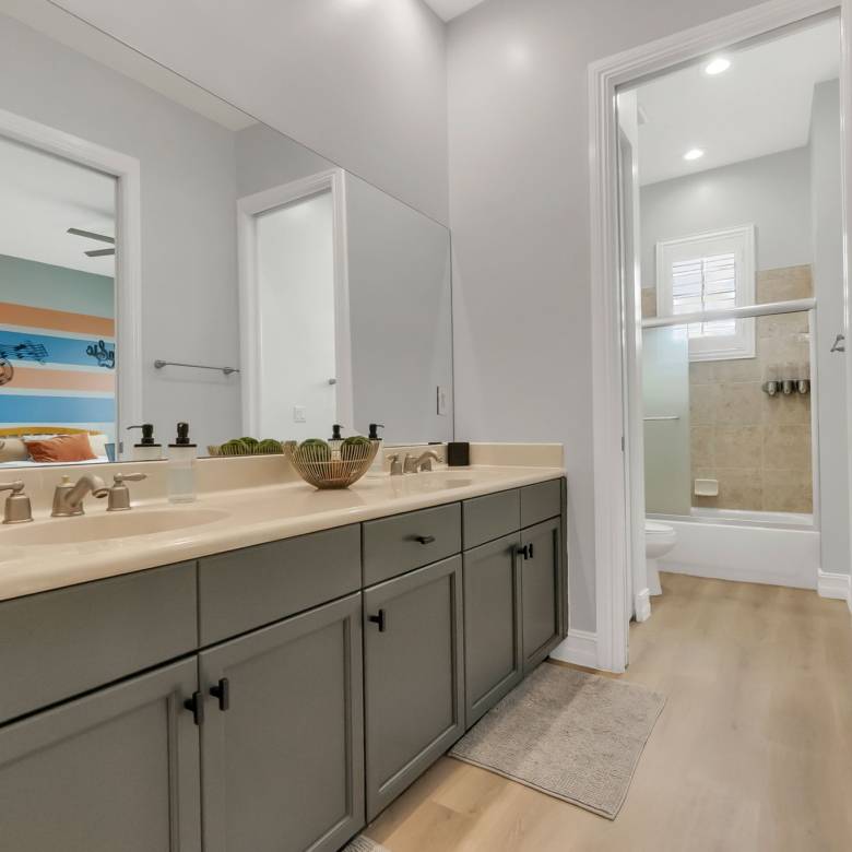 Luxury Parkland Living with Pool & Guest House in Parkland