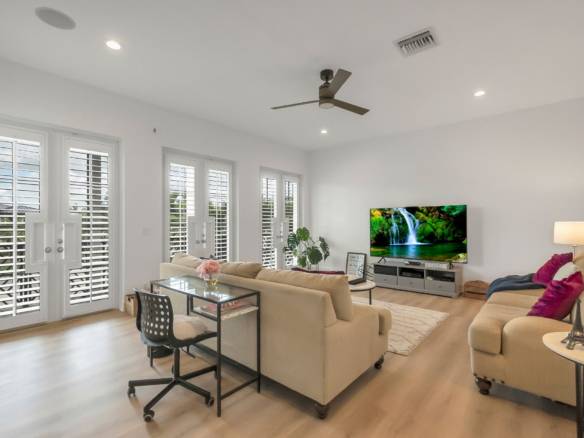 Luxury Parkland Living with Pool & Guest House in Parkland