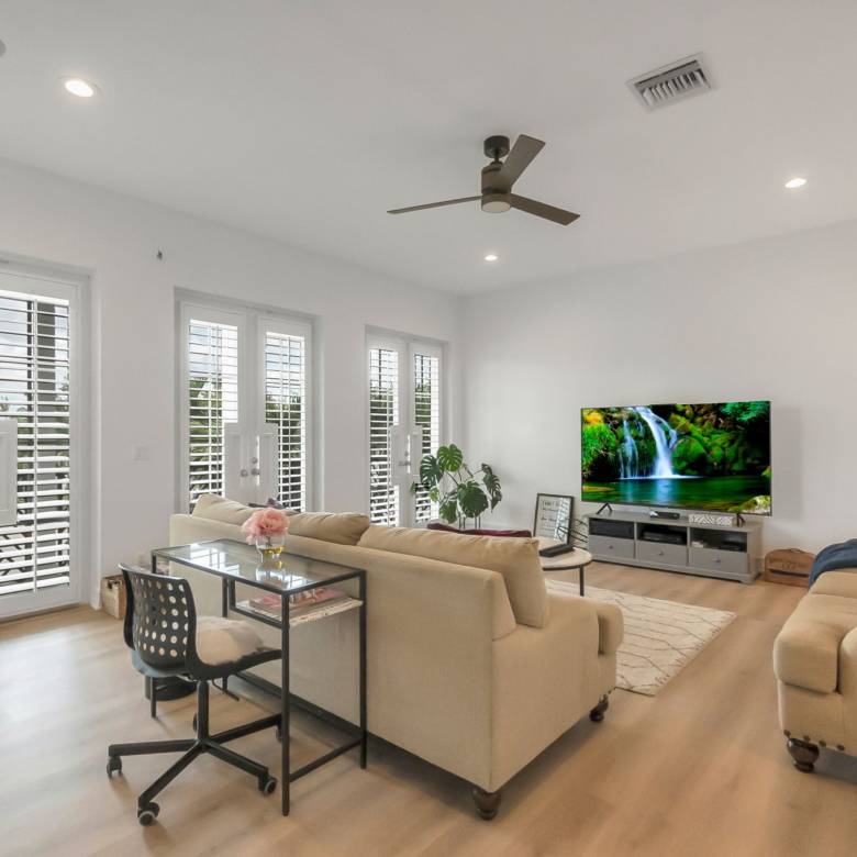 Luxury Parkland Living with Pool & Guest House in Parkland