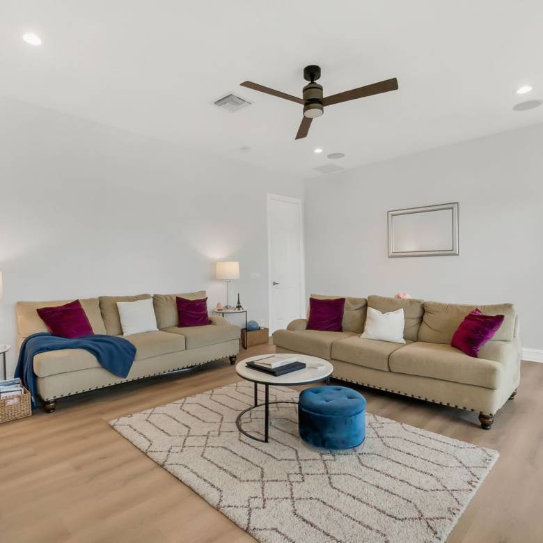 Luxury Parkland Living with Pool & Guest House in Parkland
