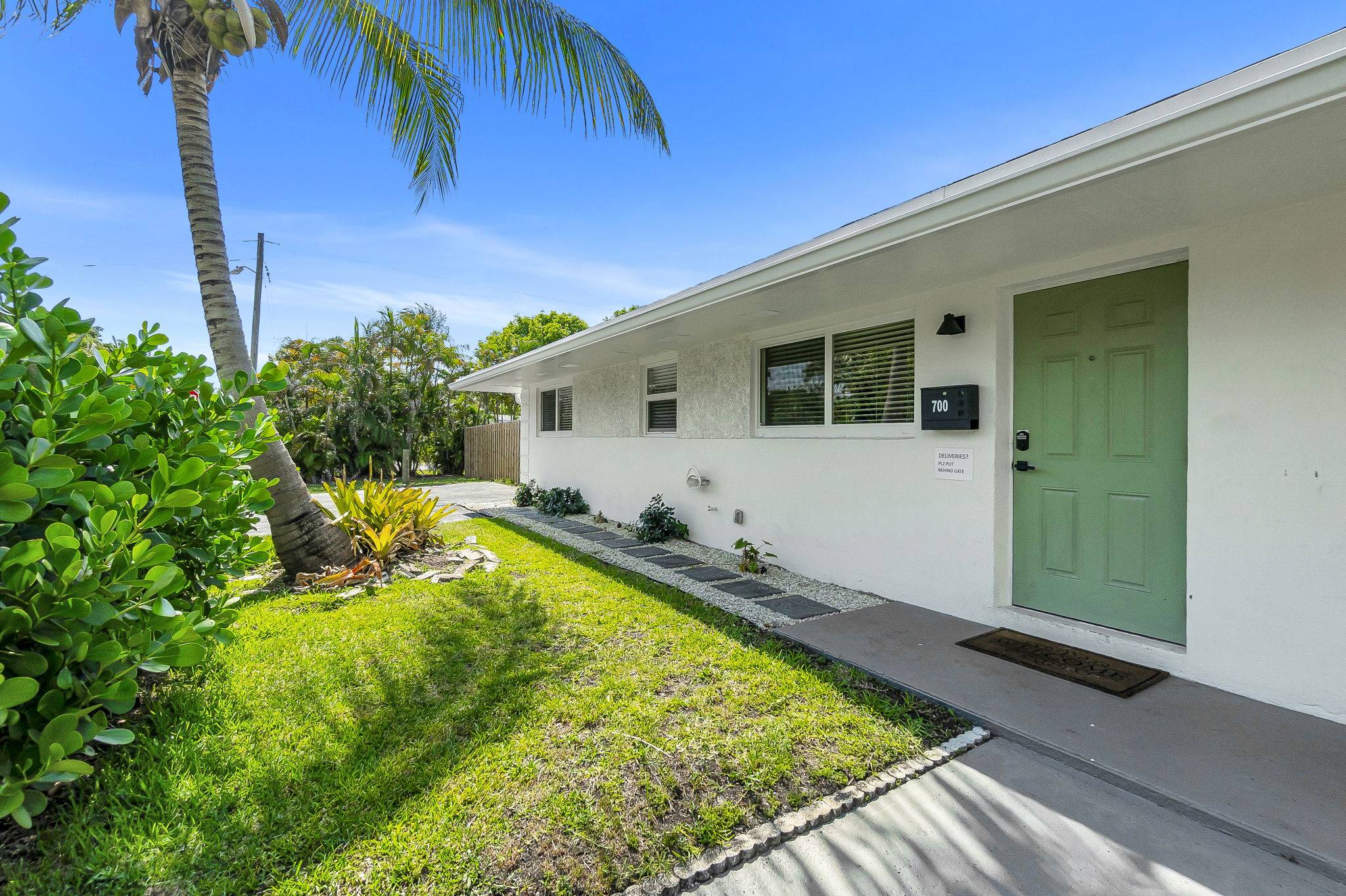35-web-or-mls-DSC01013dsc01013 Move-In Ready Home in Fort Lauderdale