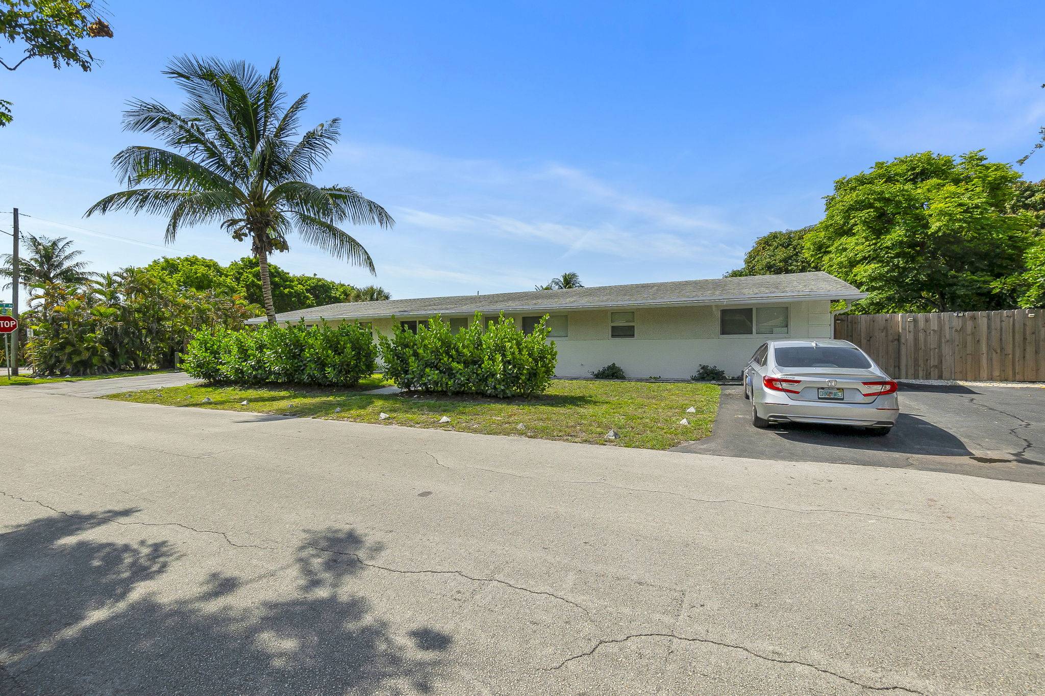 37-web-or-mls-DSC01015dsc01015 Move-In Ready Home in Fort Lauderdale