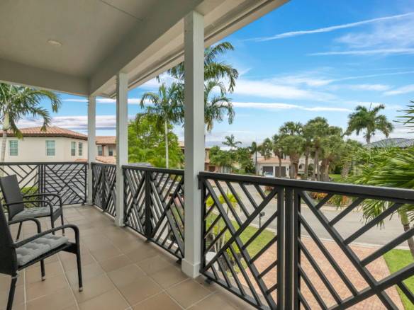Luxury Parkland Living with Pool & Guest House in Parkland
