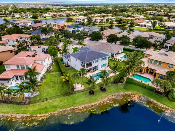 Luxury Parkland Living with Pool & Guest House in Parkland