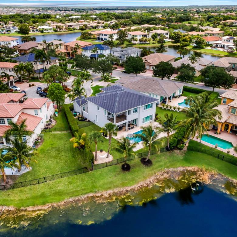 Luxury Parkland Living with Pool & Guest House in Parkland