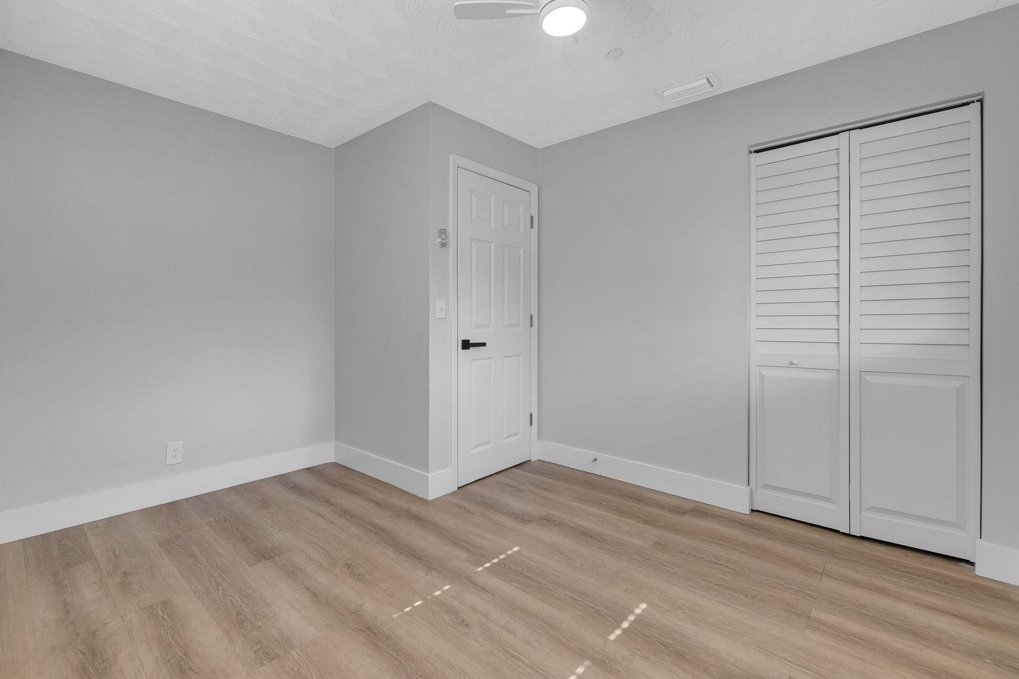 7-web-or-mls-DSC00950dsc00950 Move-In Ready Home in Fort Lauderdale