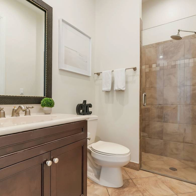 Luxury Parkland Living with Pool & Guest House in Parkland