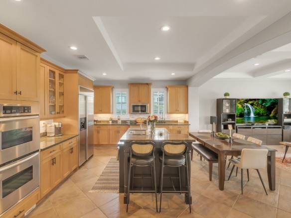 Luxury Parkland Living with Pool & Guest House in Parkland