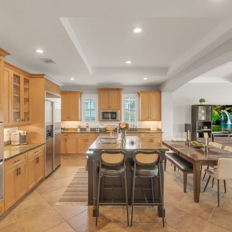 Luxury Parkland Living with Pool & Guest House in Parkland