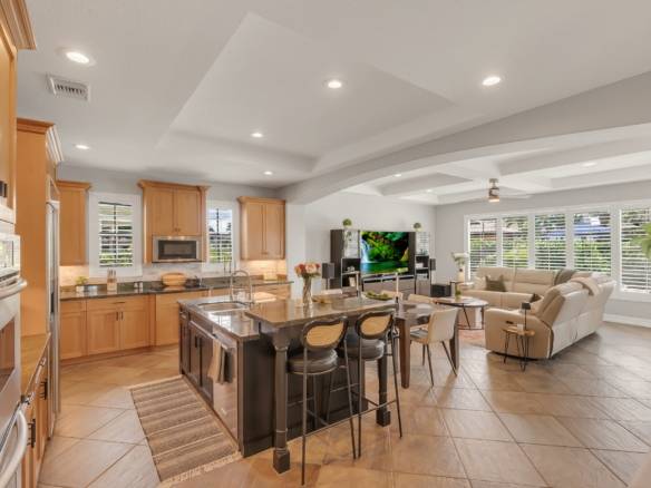 Luxury Parkland Living with Pool & Guest House in Parkland