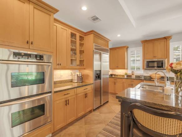 Luxury Parkland Living with Pool & Guest House in Parkland