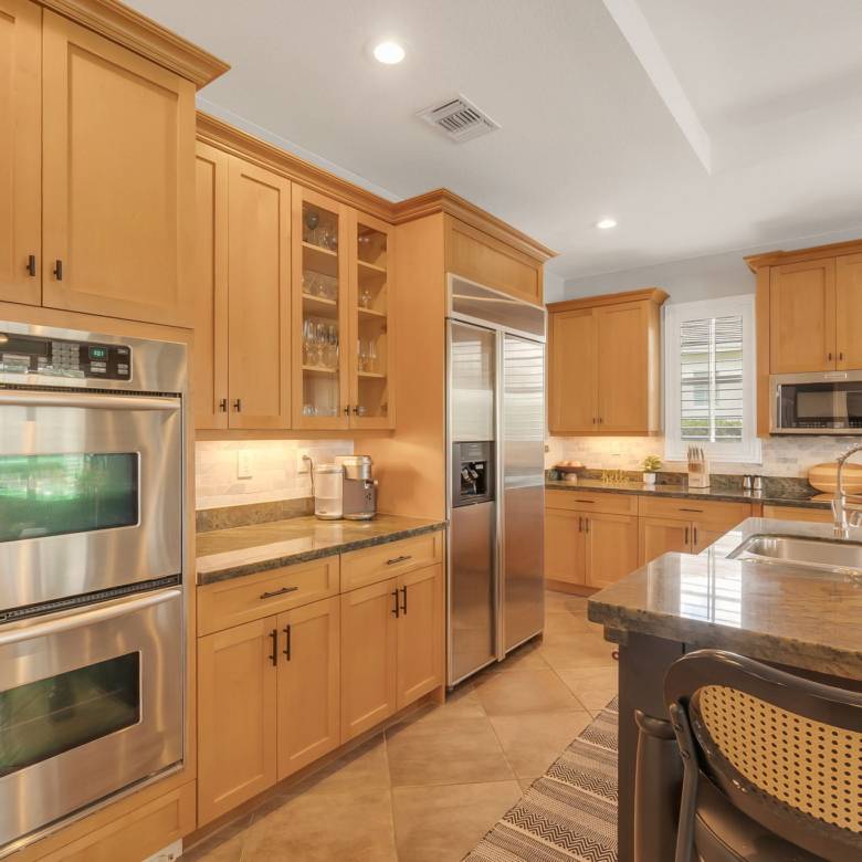 Luxury Parkland Living with Pool & Guest House in Parkland