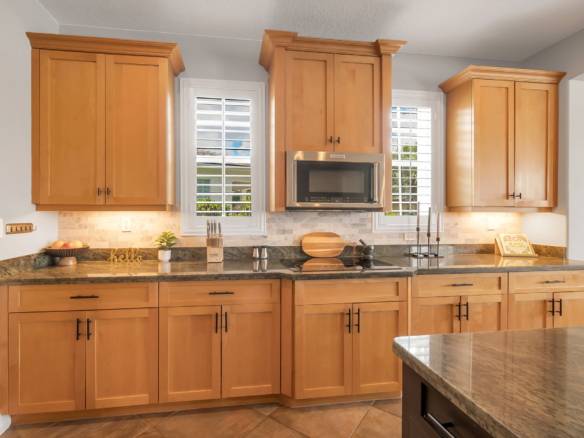 Luxury Parkland Living with Pool & Guest House in Parkland