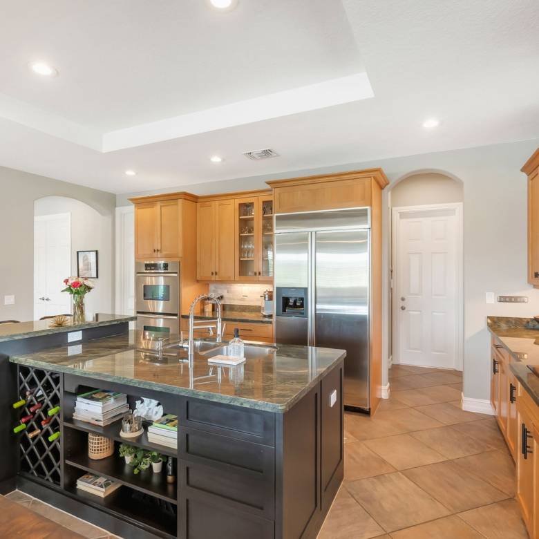 Luxury Parkland Living with Pool & Guest House in Parkland