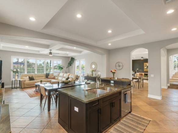 Luxury Parkland Living with Pool & Guest House in Parkland