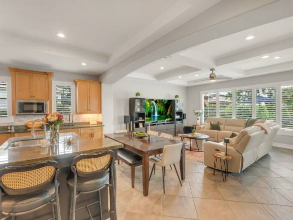 Luxury Parkland Living with Pool & Guest House in Parkland