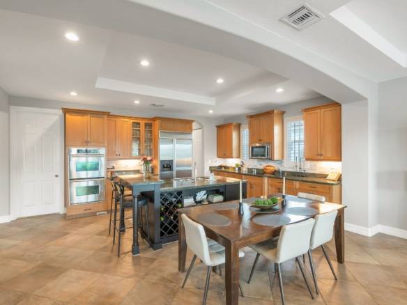 Luxury Parkland Living with Pool & Guest House in Parkland
