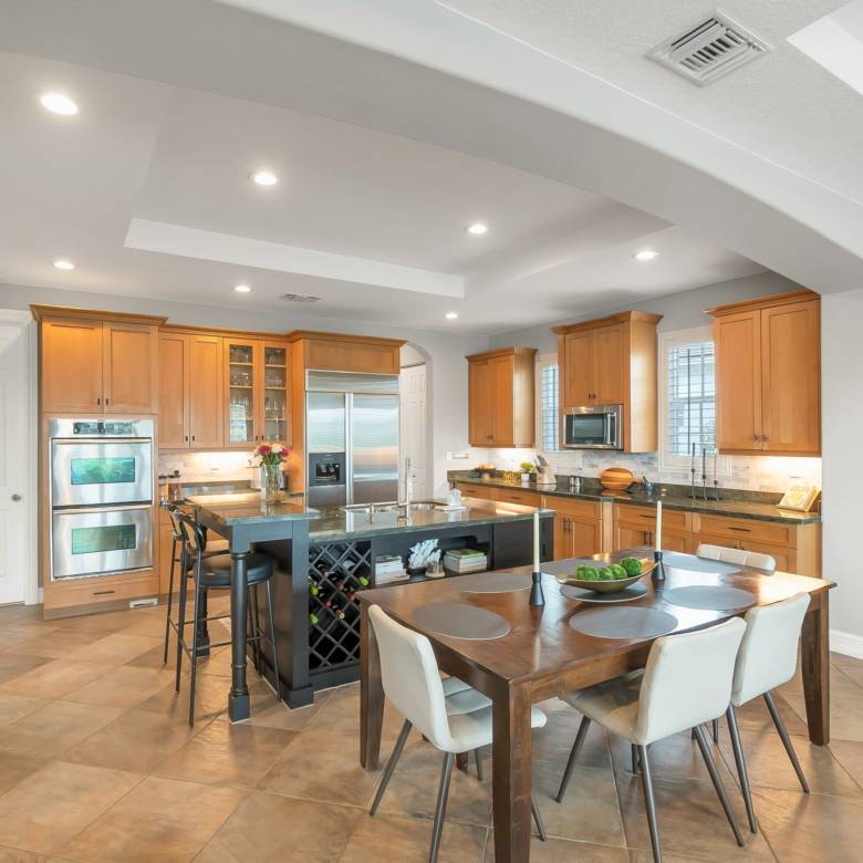 Luxury Parkland Living with Pool & Guest House in Parkland