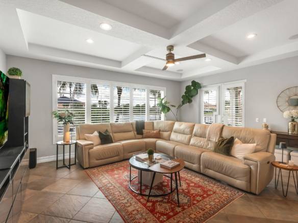 Luxury Parkland Living with Pool & Guest House in Parkland