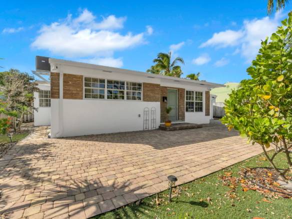 Flexible Living & Income Potential in Hollywood