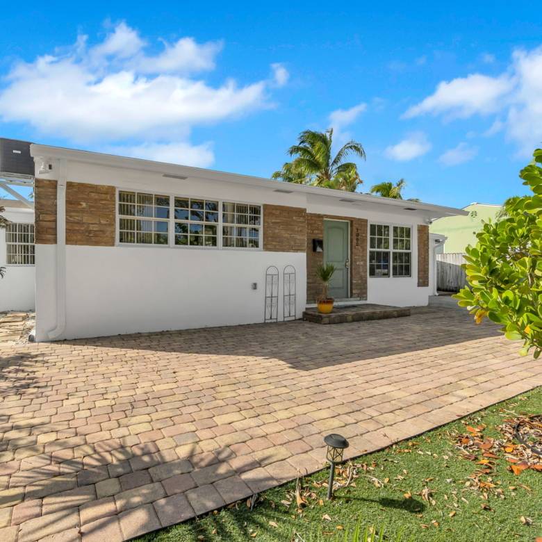 Flexible Living & Income Potential in Hollywood