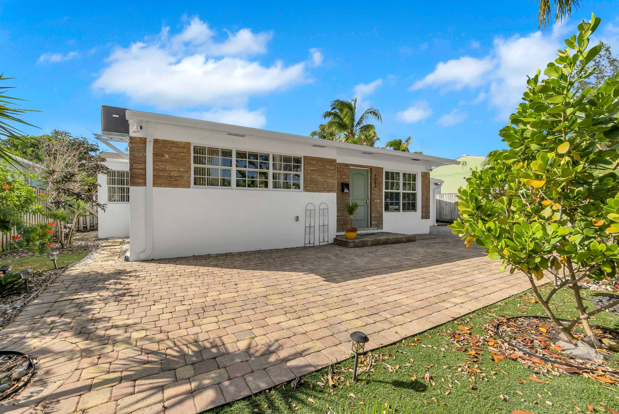 1-web-or-mls-DSC03321 Flexible Living & Income Potential in Hollywood