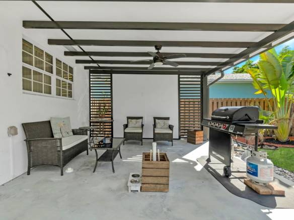 Flexible Living & Income Potential in Hollywood