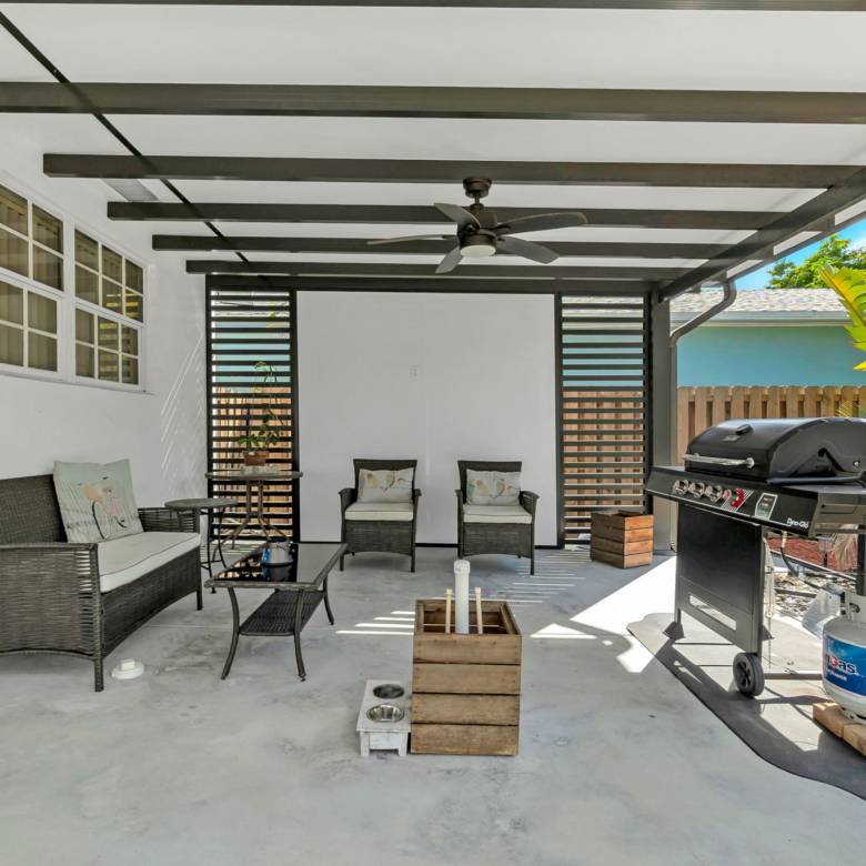 Flexible Living & Income Potential in Hollywood