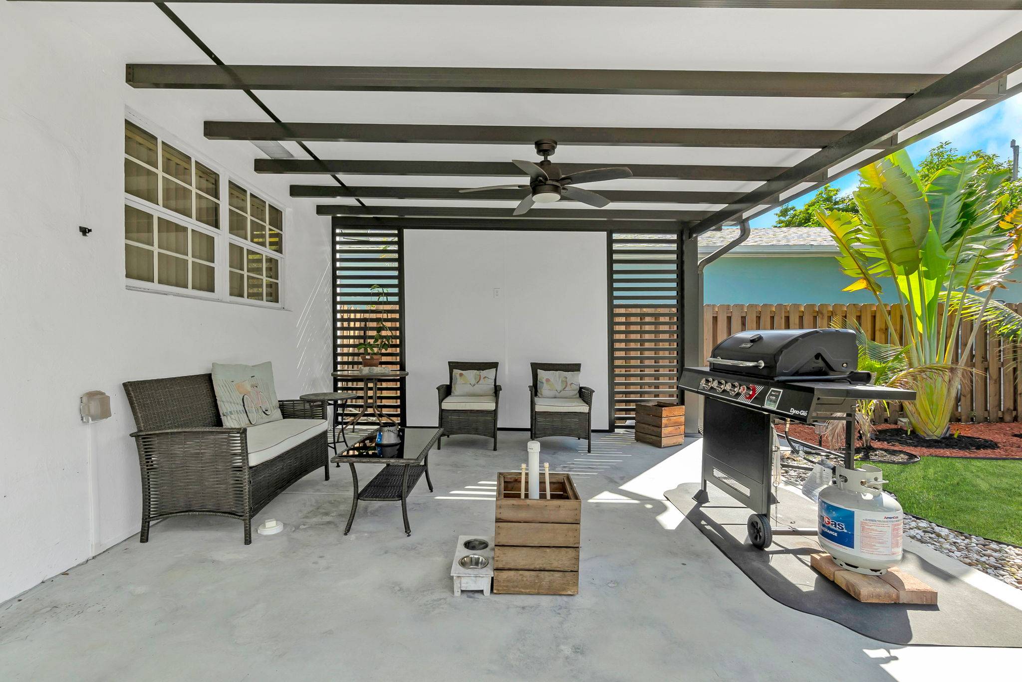 10-web-or-mls-DSC03308 Flexible Living & Income Potential in Hollywood