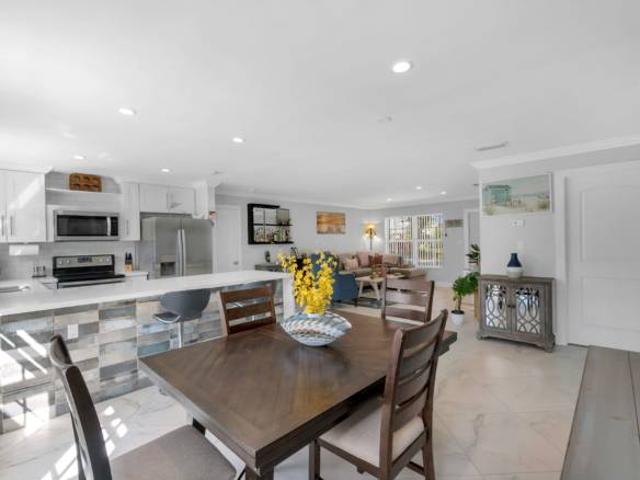 Flexible Living & Income Potential in Hollywood