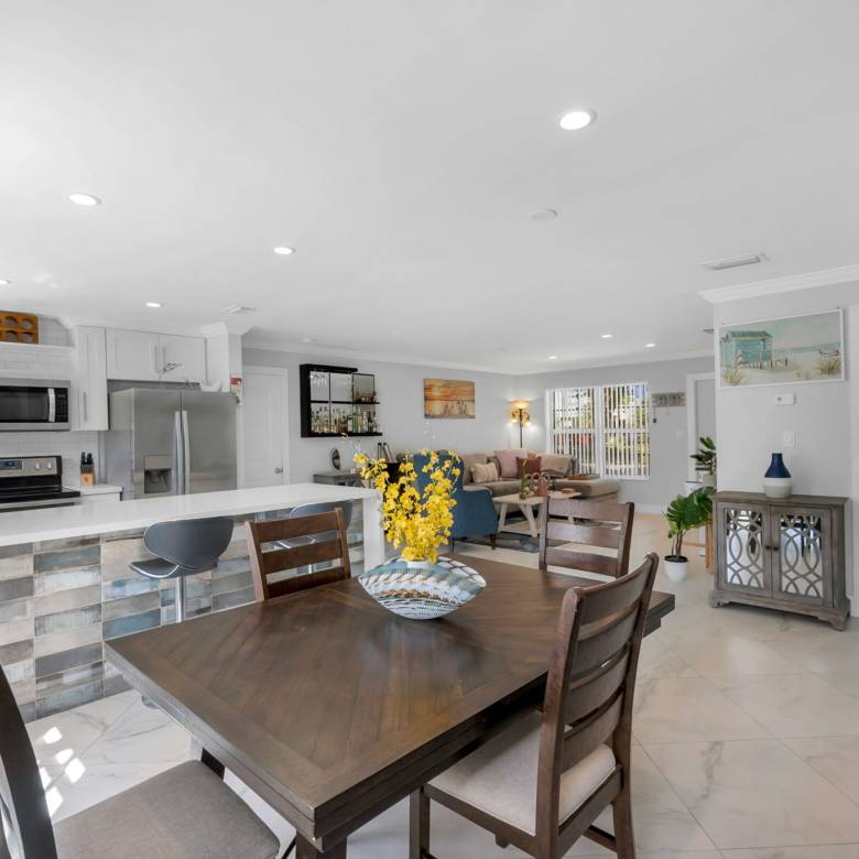Flexible Living & Income Potential in Hollywood