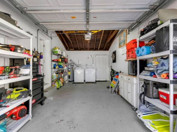 Flexible Living & Income Potential in Hollywood