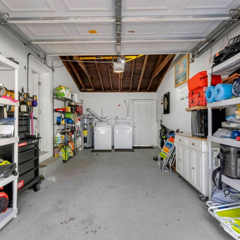 Flexible Living & Income Potential in Hollywood
