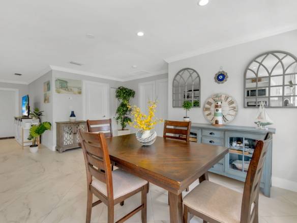 Flexible Living & Income Potential in Hollywood