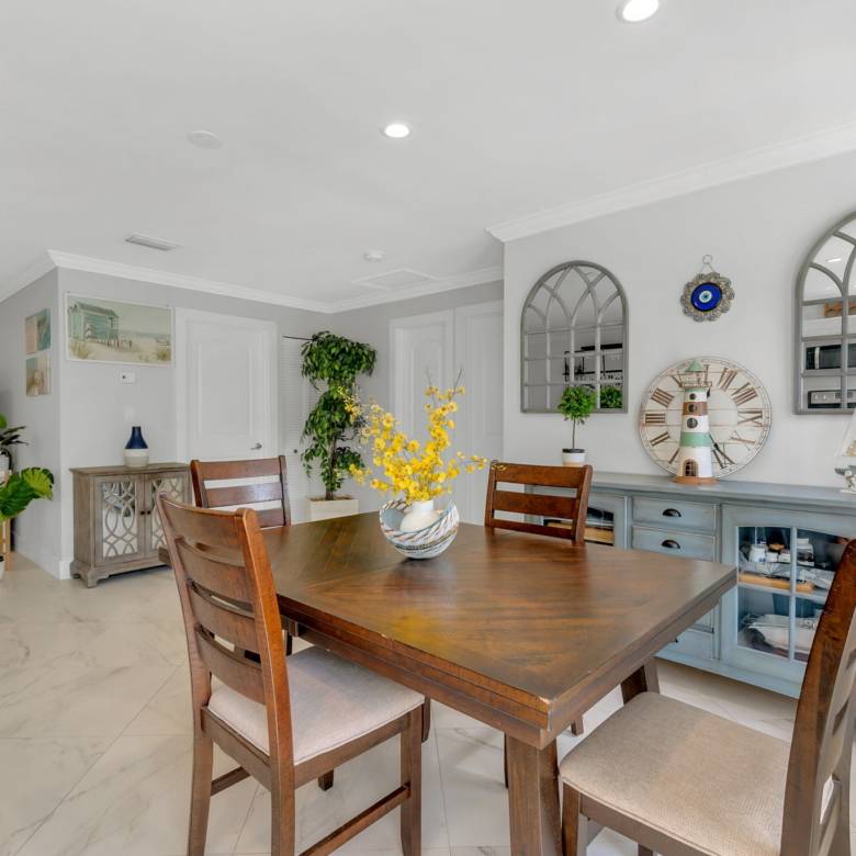 Flexible Living & Income Potential in Hollywood