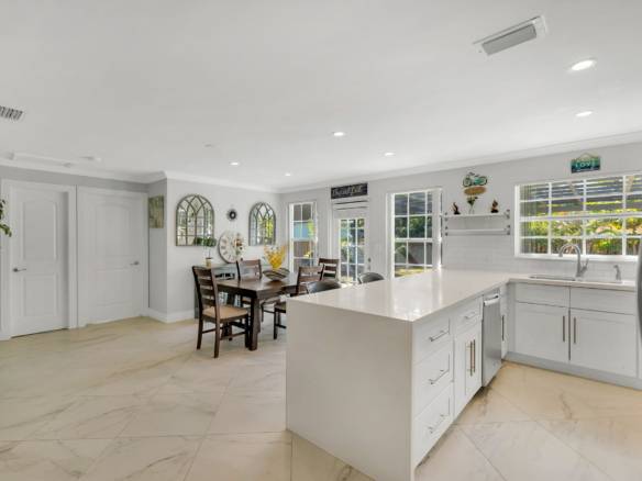 Flexible Living & Income Potential in Hollywood