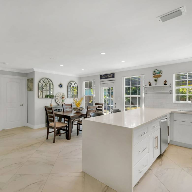 Flexible Living & Income Potential in Hollywood