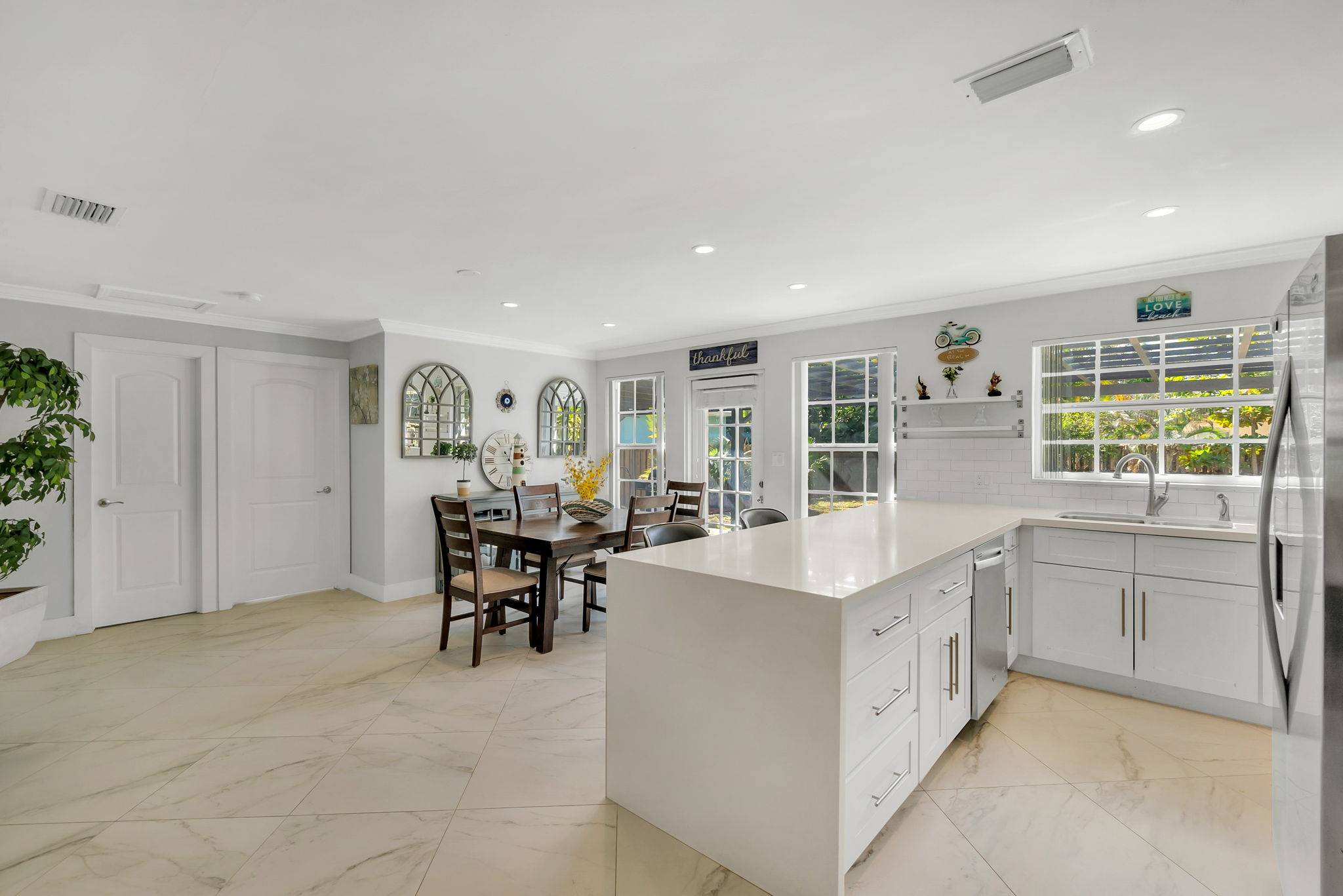 14-web-or-mls-DSC03283 Flexible Living & Income Potential in Hollywood