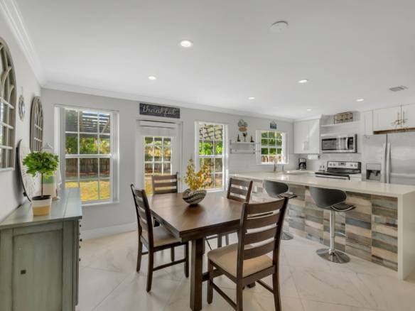 Flexible Living & Income Potential in Hollywood